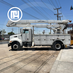Grúa canastilla Peterbilt 2007 con alcance de 50 pies, montada en camión con motor Cummins ISC, lista para operar en México.