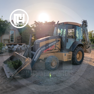 Retroexcavadora John Deere 310EL 2018 con cabina cerrada, extensión trasera y pintura original en excelente estado.
