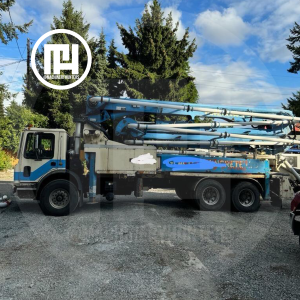 Bomba de concreto Putzmeister 32M 2002 montada en camión Mack MR688S, ideal para proyectos de construcción en México.