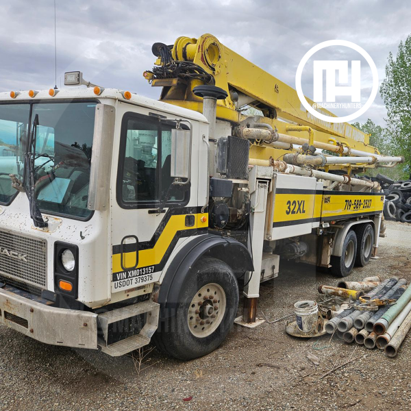 Bomba de concreto Schwing 32M 1999 sobre Mack MR688