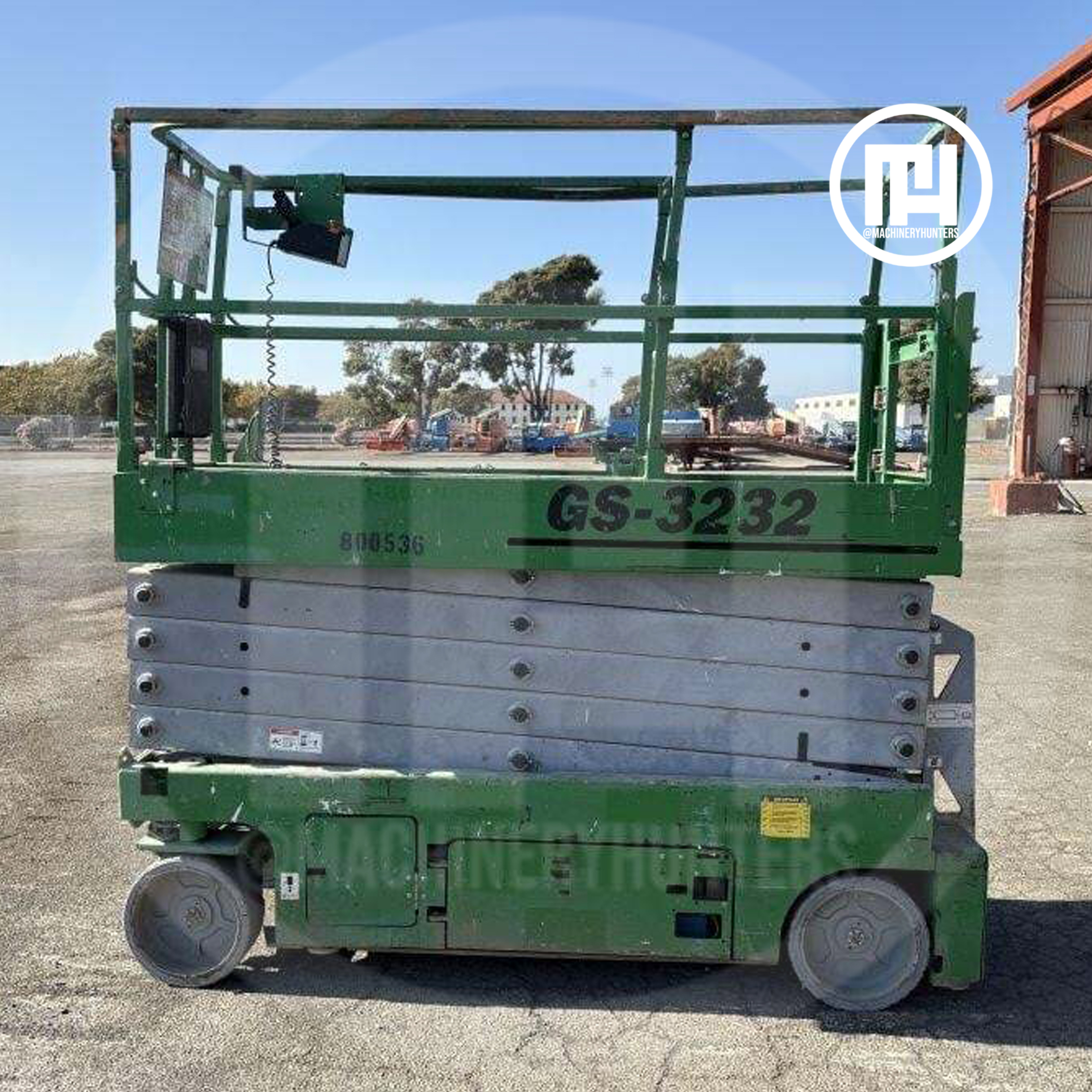 Vista lateral del elevador de tijera Genie GS3232 modelo 2015 eléctrico