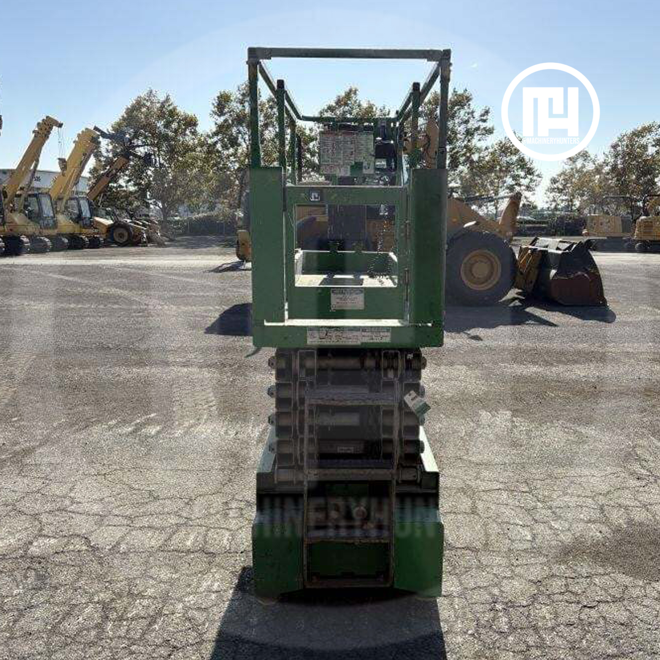 Elevador de tijera Genie GS3232 2015 visto desde un lado.