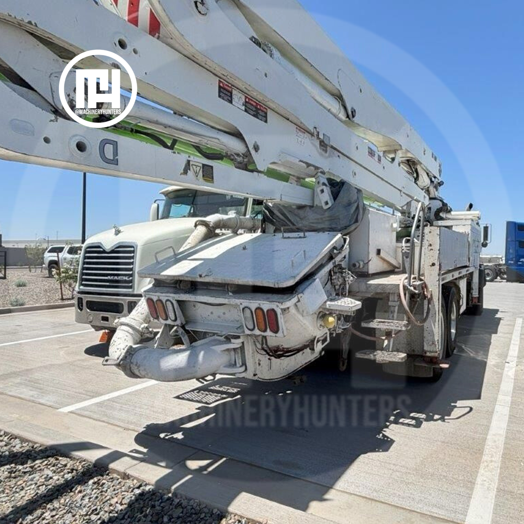 Vista trasera de la bomba de concreto Putzmeister 2006 mostrando pluma en Z