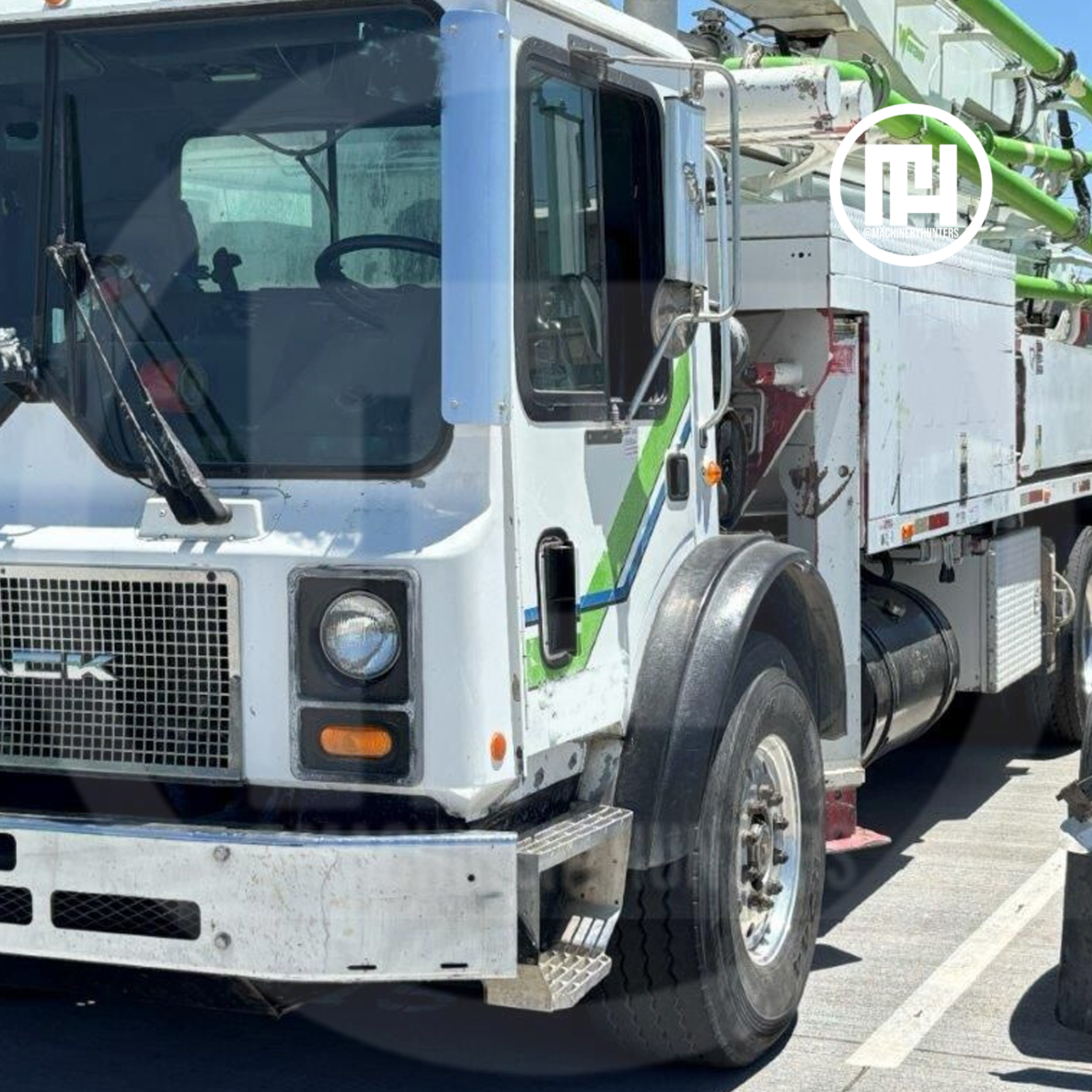 Vista lateral del camión Mack con bomba de concreto Putzmeister 2006