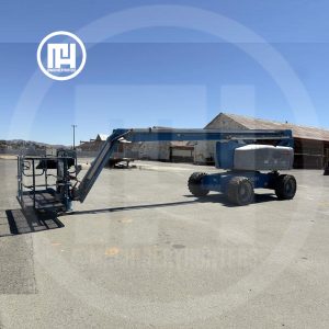 Elevador articulado Genie Z-80/60 2015 extendido en operación en patio industrial.