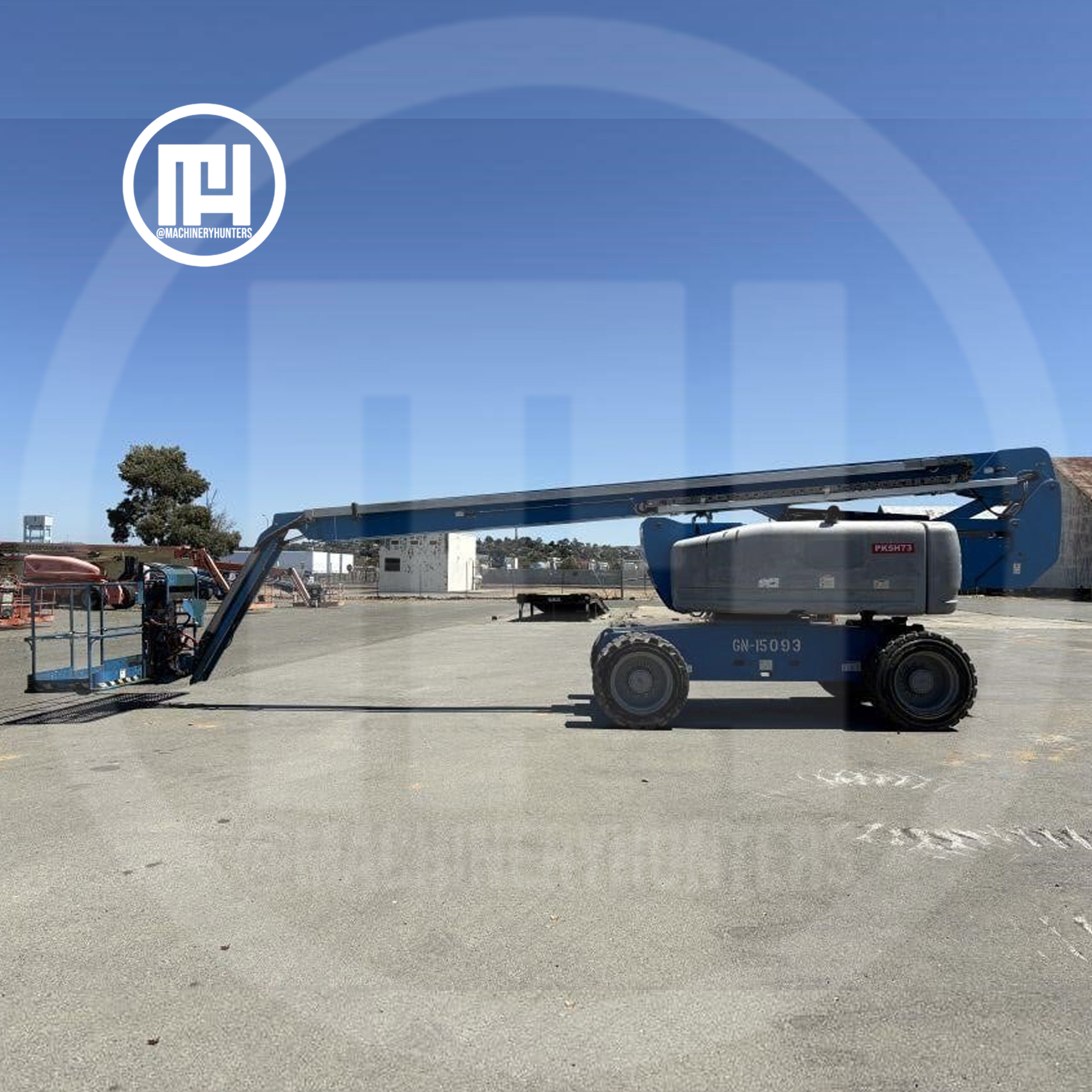 Elevador Genie Z-80/60 2015 totalmente extendido con brazo articulado horizontal.