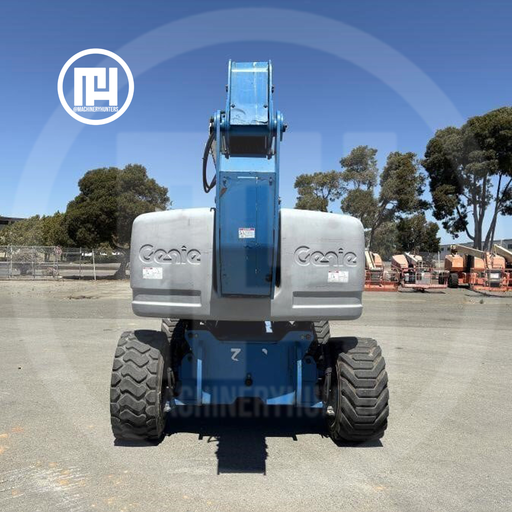 Vista frontal del elevador articulado Genie Z-80/60 mostrando ruedas robustas y estructura trasera.