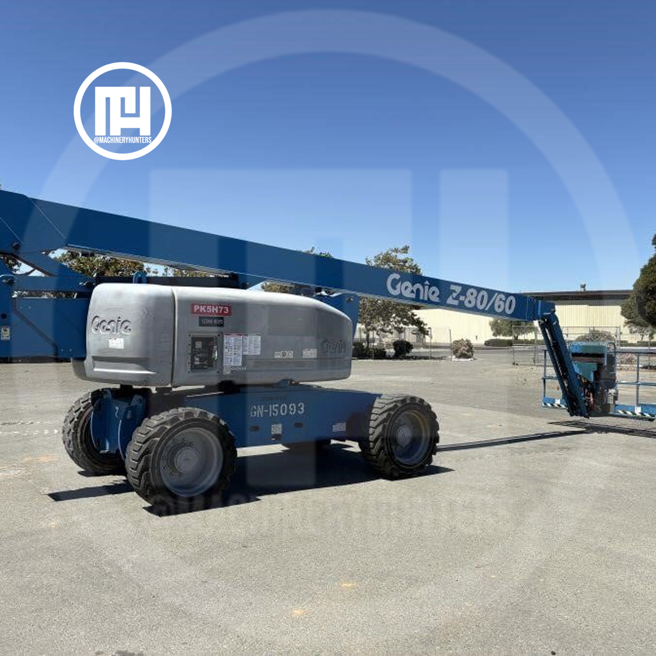 Vista lateral del elevador articulado Genie Z-80/60 con brazo extendido y base motriz.