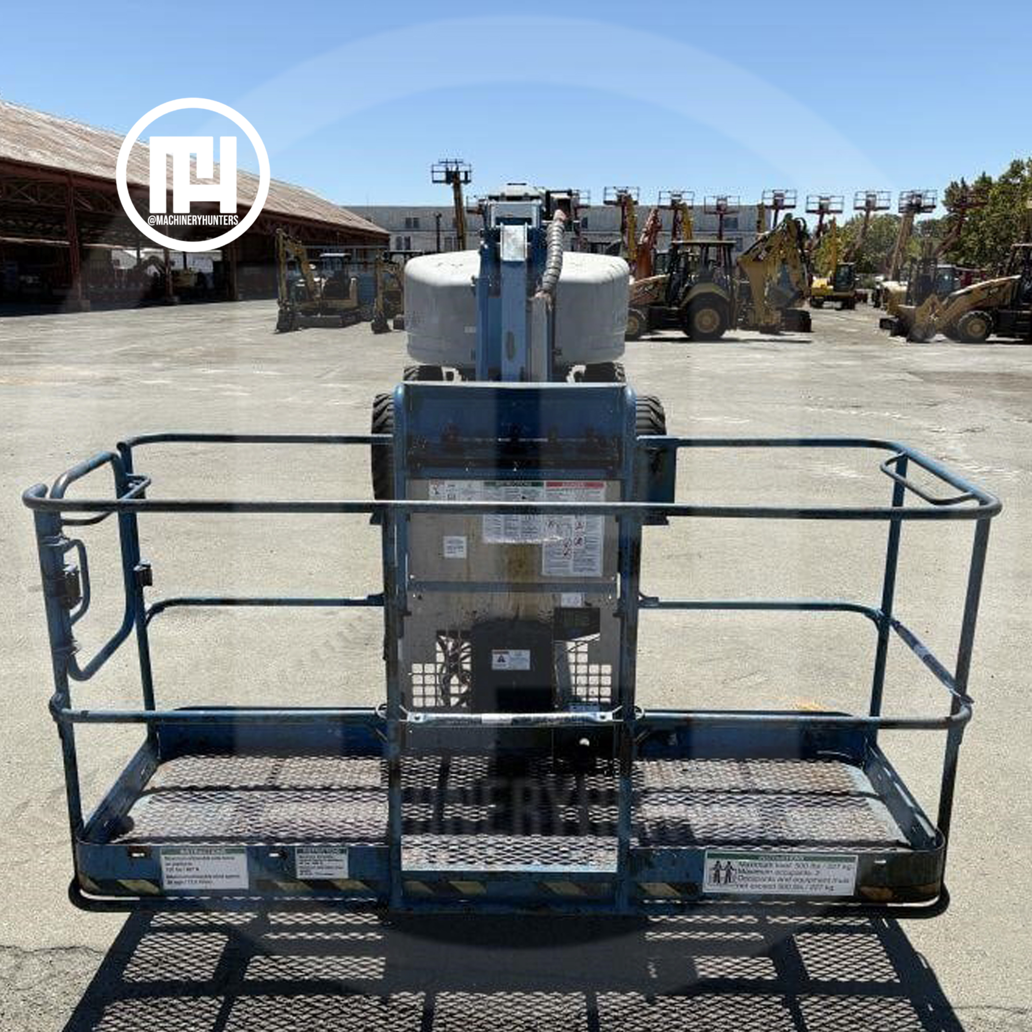 Plataforma de trabajo del elevador articulado Genie Z-80/60 con controles integrados.