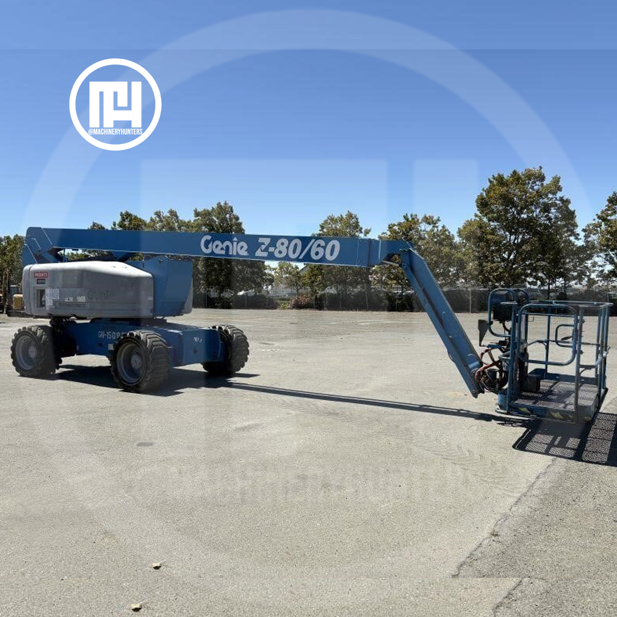 Elevador articulado Genie Z-80/60 extendido lateralmente sobre superficie de concreto.