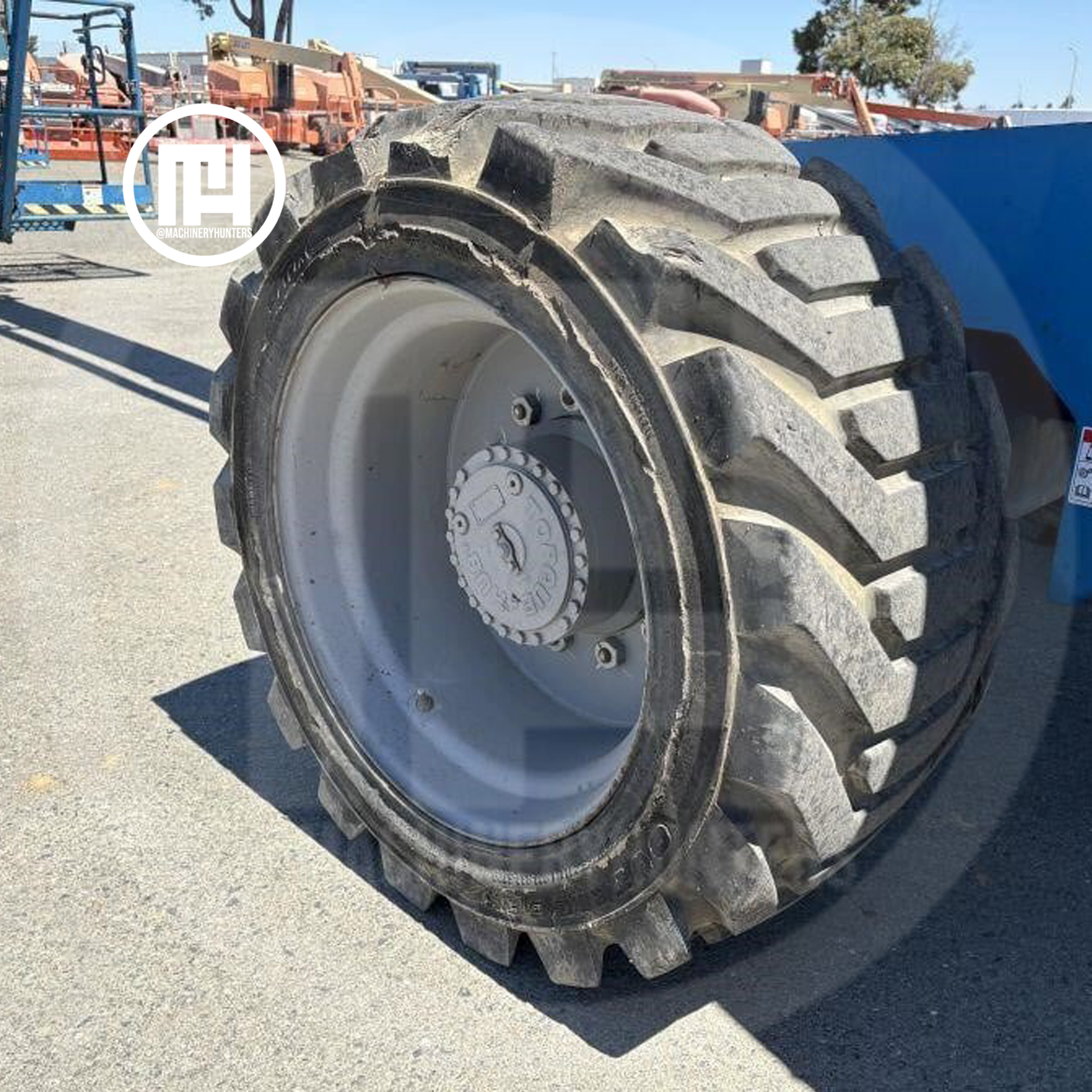 Llanta todoterreno del elevador articulado Genie Z-80/60 en primer plano.