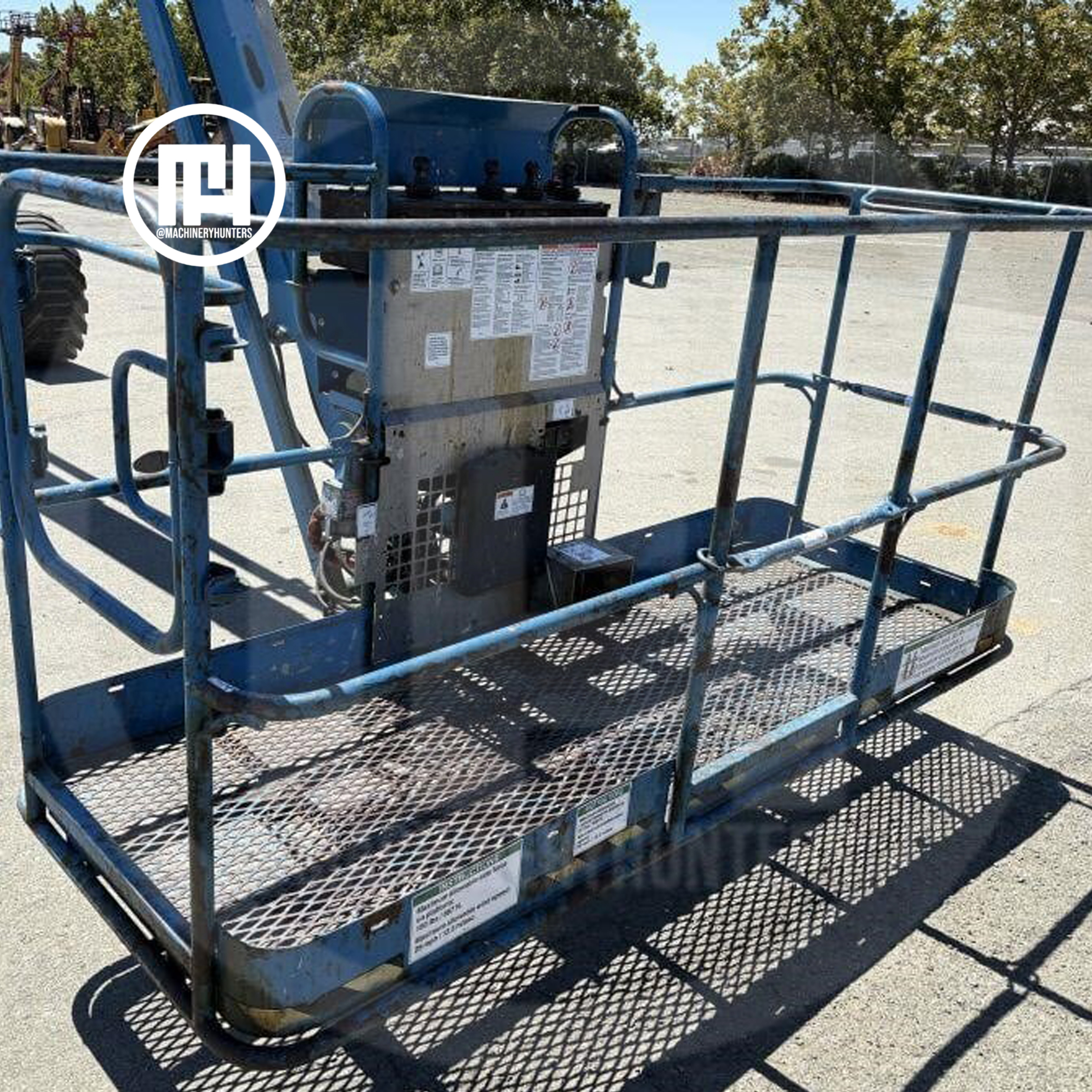 Plataforma de trabajo del elevador articulado Genie Z-80/60 con controles integrados.