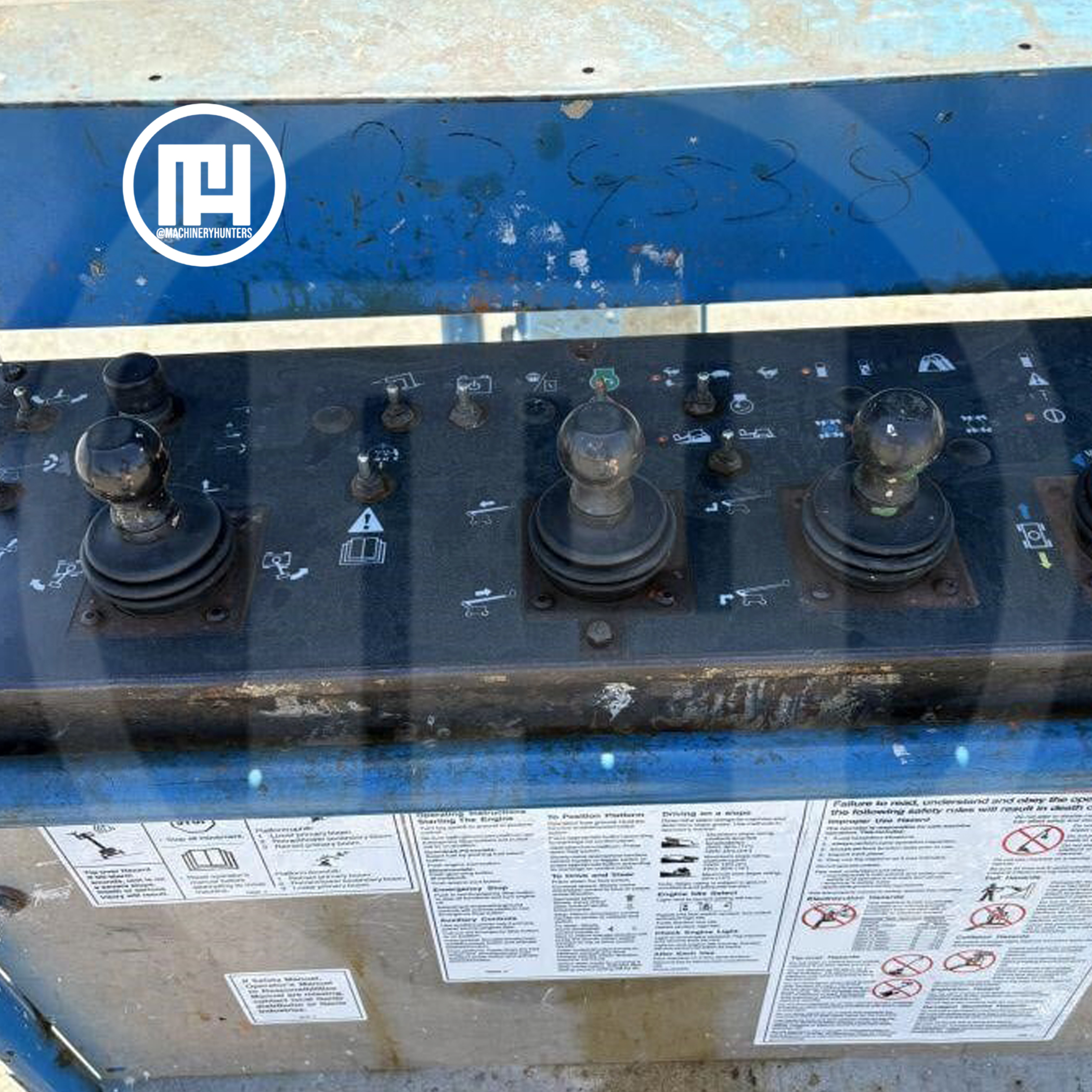 Panel de control del Genie Z-80/60 con múltiples palancas de operación y señalización.