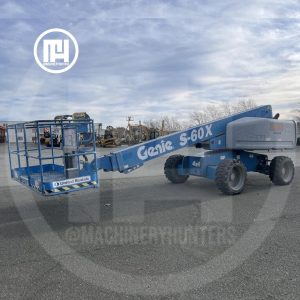 Elevador telescópico Genie S-60X 2014 extendido en área exterior, listo para operación en altura.