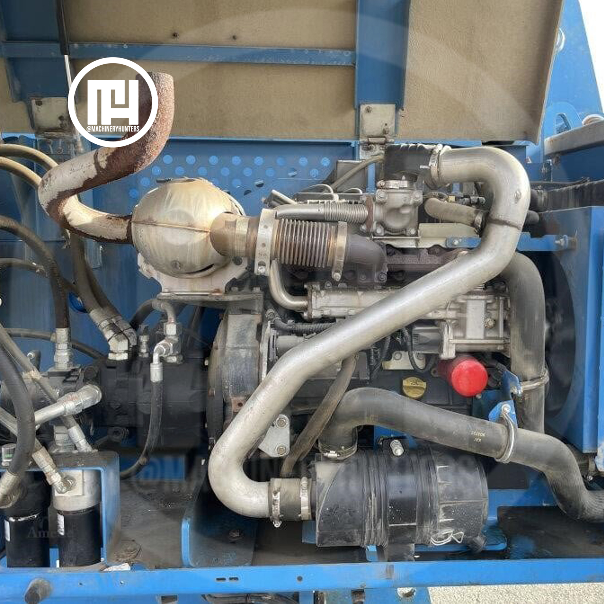 Motor diésel del elevador telescópico Genie S-60X 2014 en vista abierta.