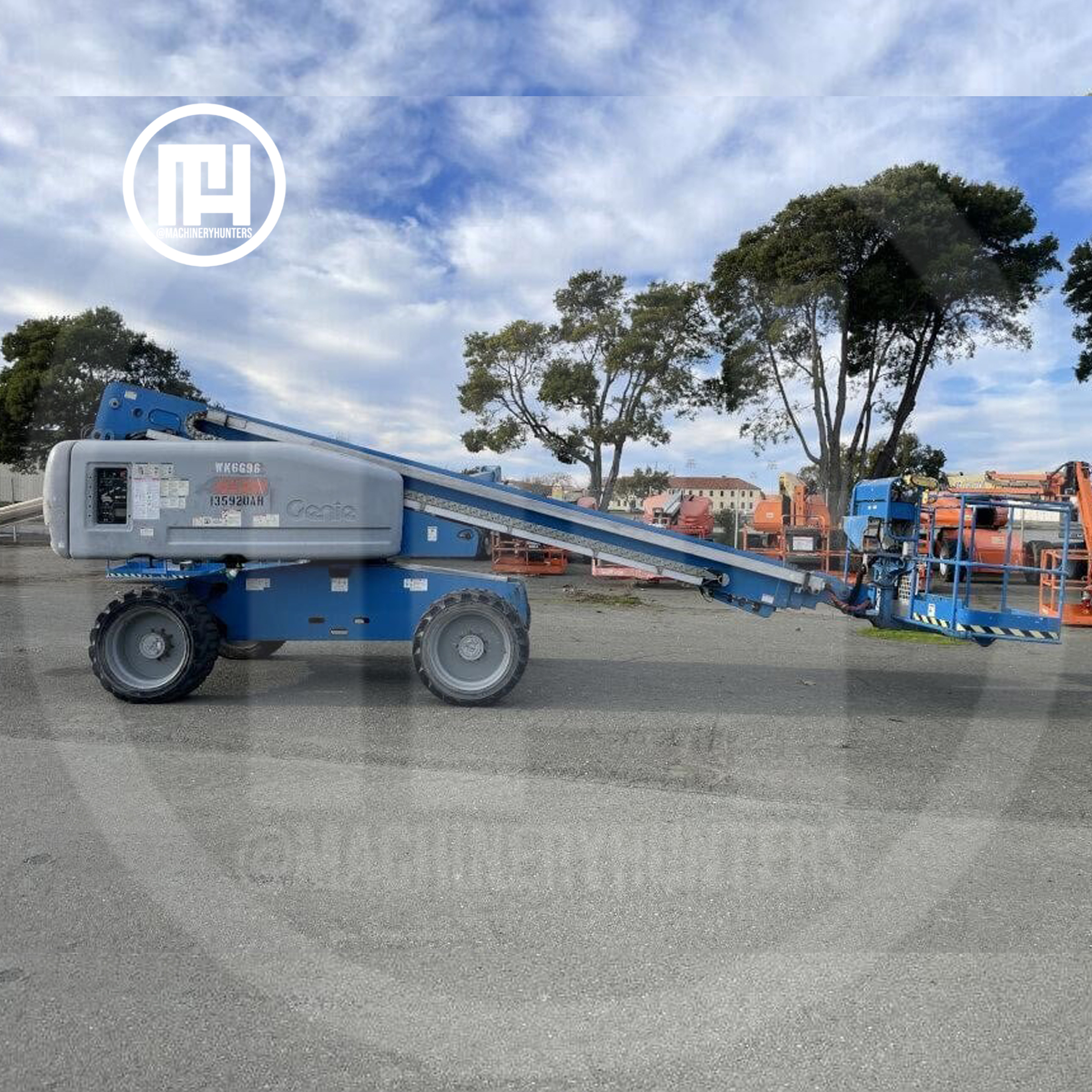 Elevador Genie S-60X 2014 con brazo telescópico parcialmente extendido en patio de maquinaria.