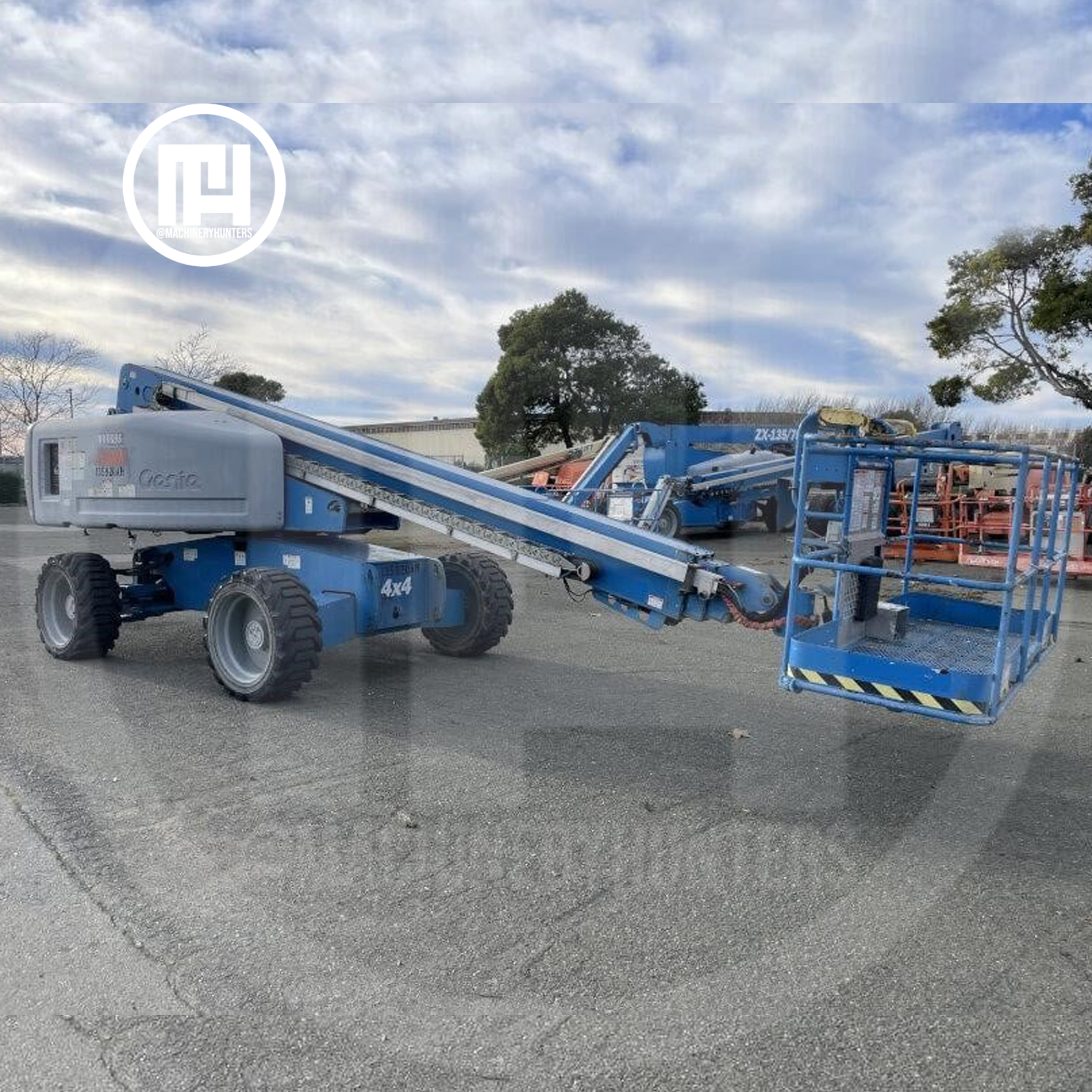 Canastilla del elevador Genie S-60X 2014 vista lateral, con brazo parcialmente extendido.