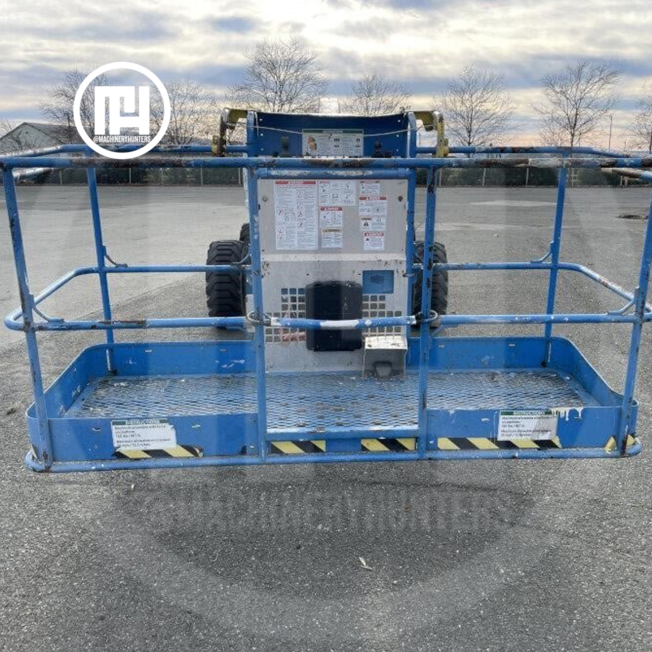 Vista frontal de la canastilla del elevador telescópico Genie S-60X 2014 con controles de operación visibles.