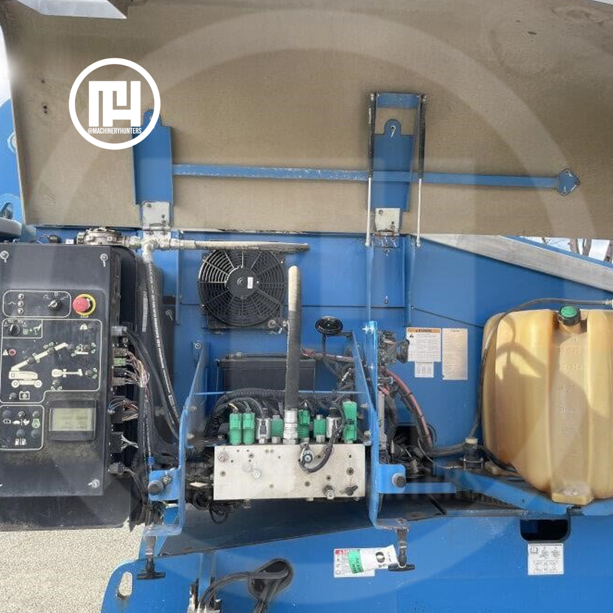 Componentes eléctricos y sistema de control interno del elevador telescópico Genie S-60X 2014.