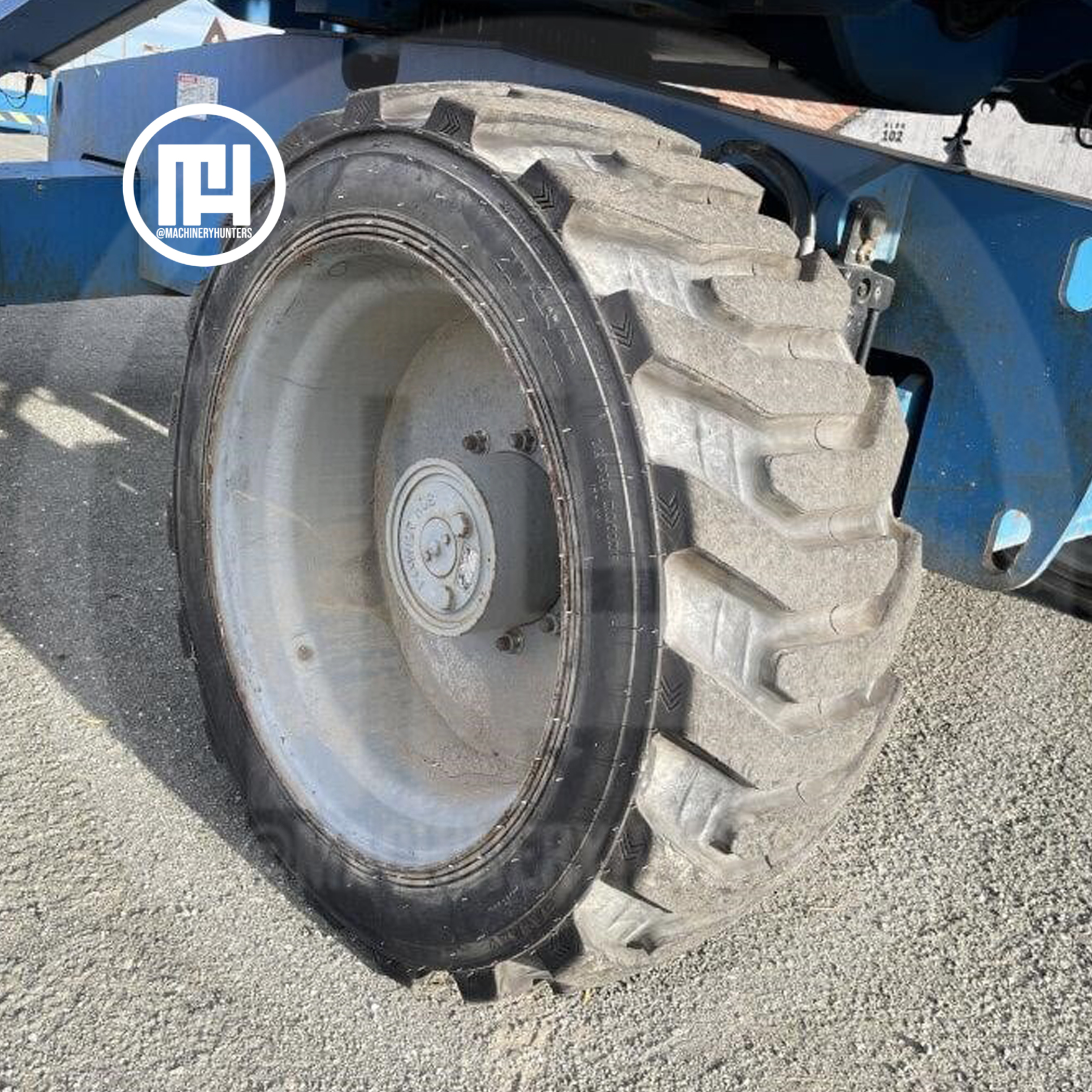 Llanta todoterreno del elevador telescópico Genie S-60X 2014 en primer plano.