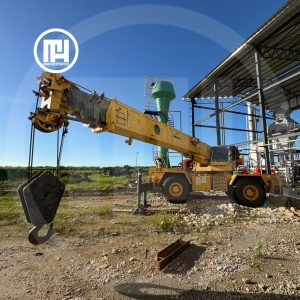 Grúa Rough Terrain Grove RT740 1990 operando en sitio con gancho de 45 toneladas.