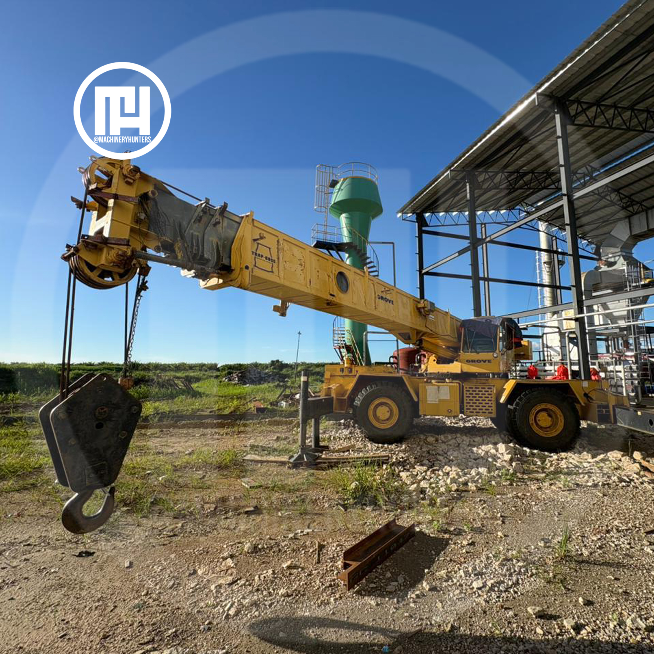 Grúa Rough Terrain Grove RT740 1990 operando en sitio con gancho de 45 toneladas.