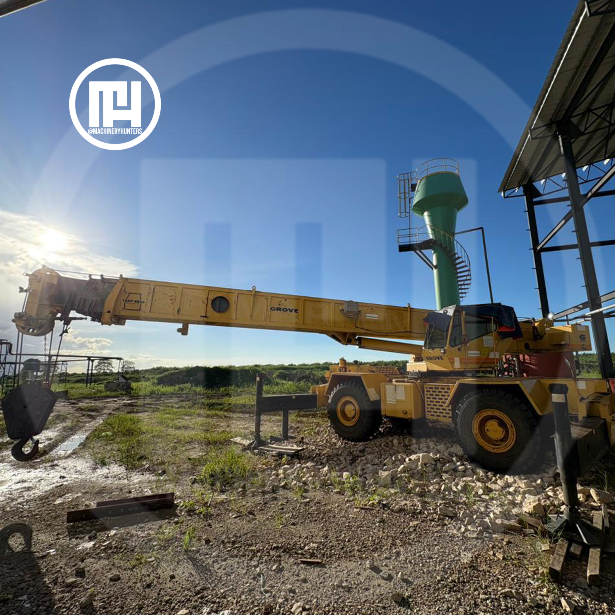 Grúa Grove RT740 extendida a máxima altura en área de trabajo.