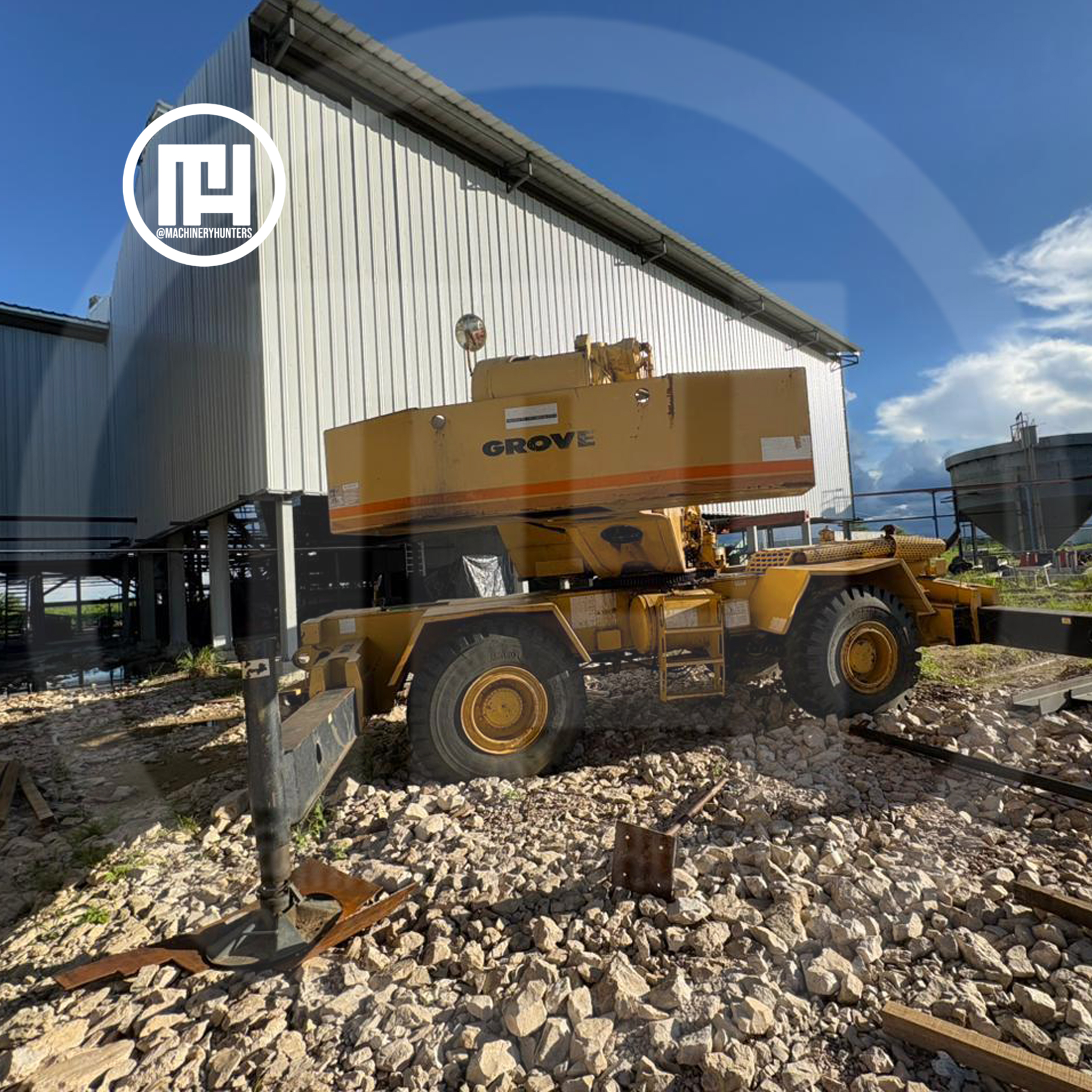 Contrapeso trasero de grúa Grove RT740 en sitio de construcción