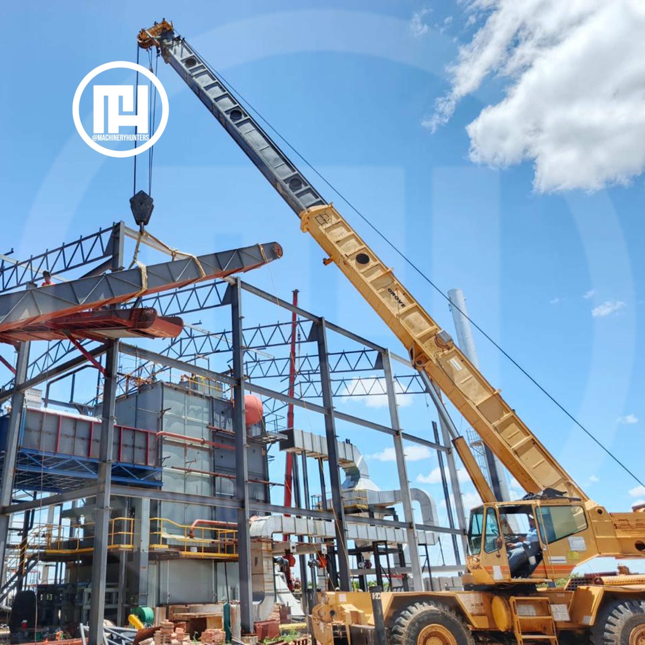 Grúa Grove RT740 levantando estructura metálica en obra