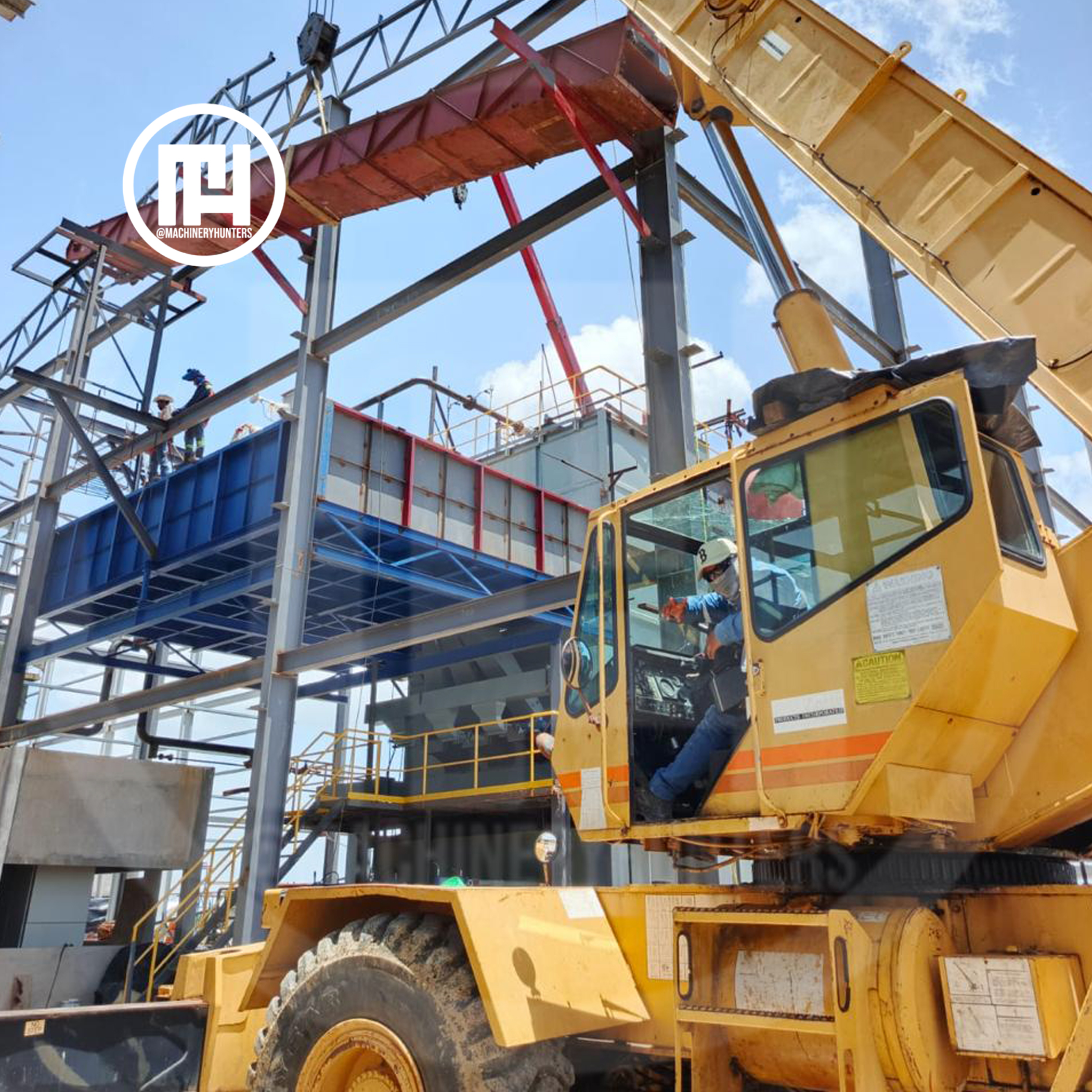 Cabina de la grúa Grove RT740 en operación elevando estructura metálica