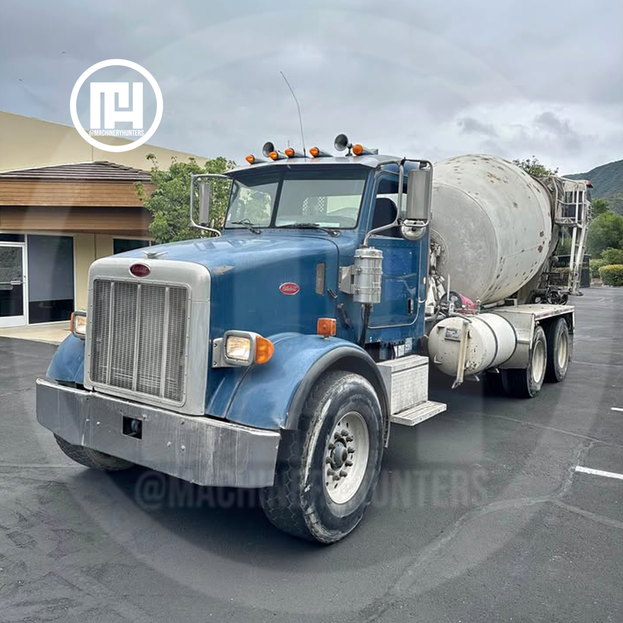 Trompo Revolvedor 2007 McNeilus azul con capacidad de 10 yardas en estacionamiento