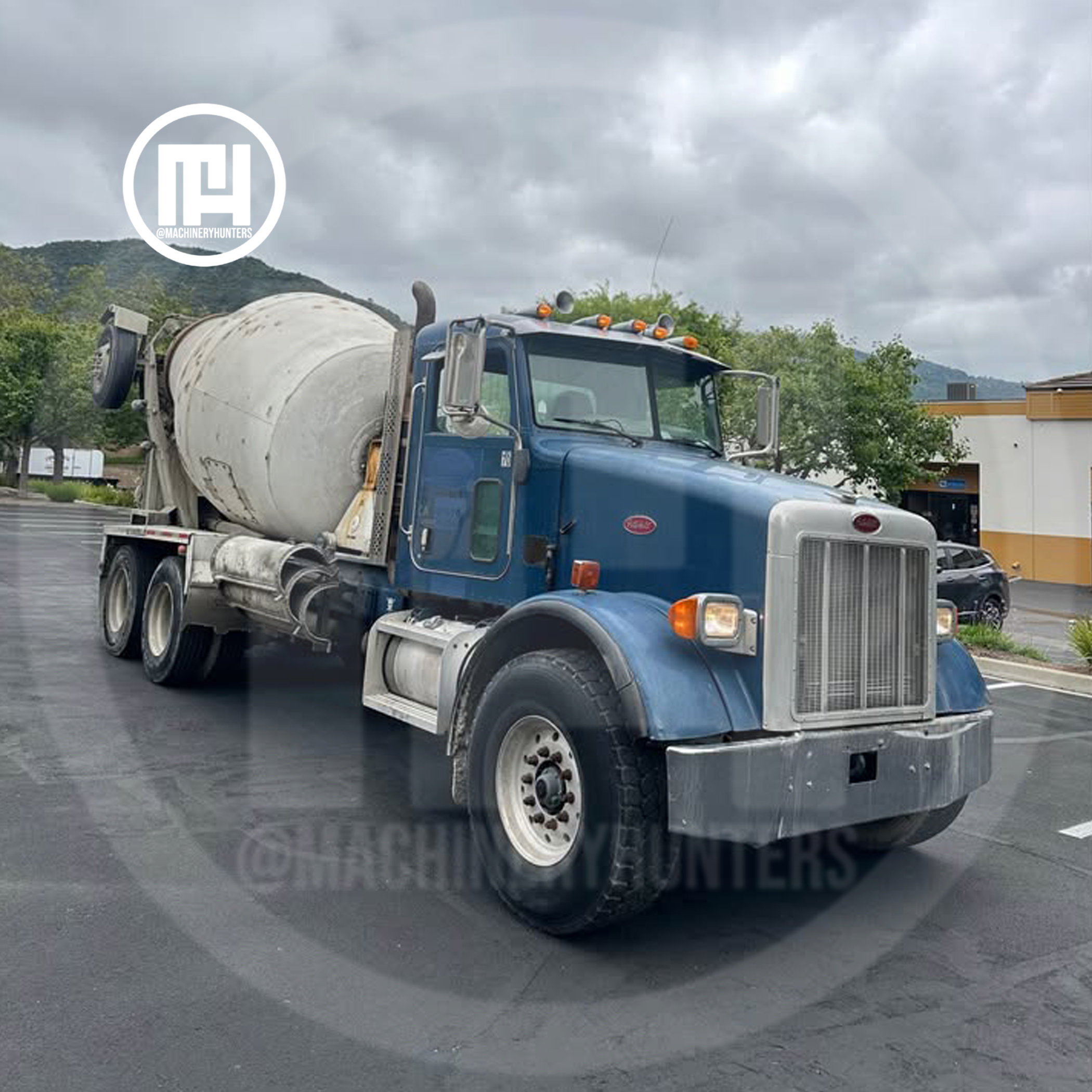 Trompo Revolvedor McNeilus 2007 en vista lateral estacionado