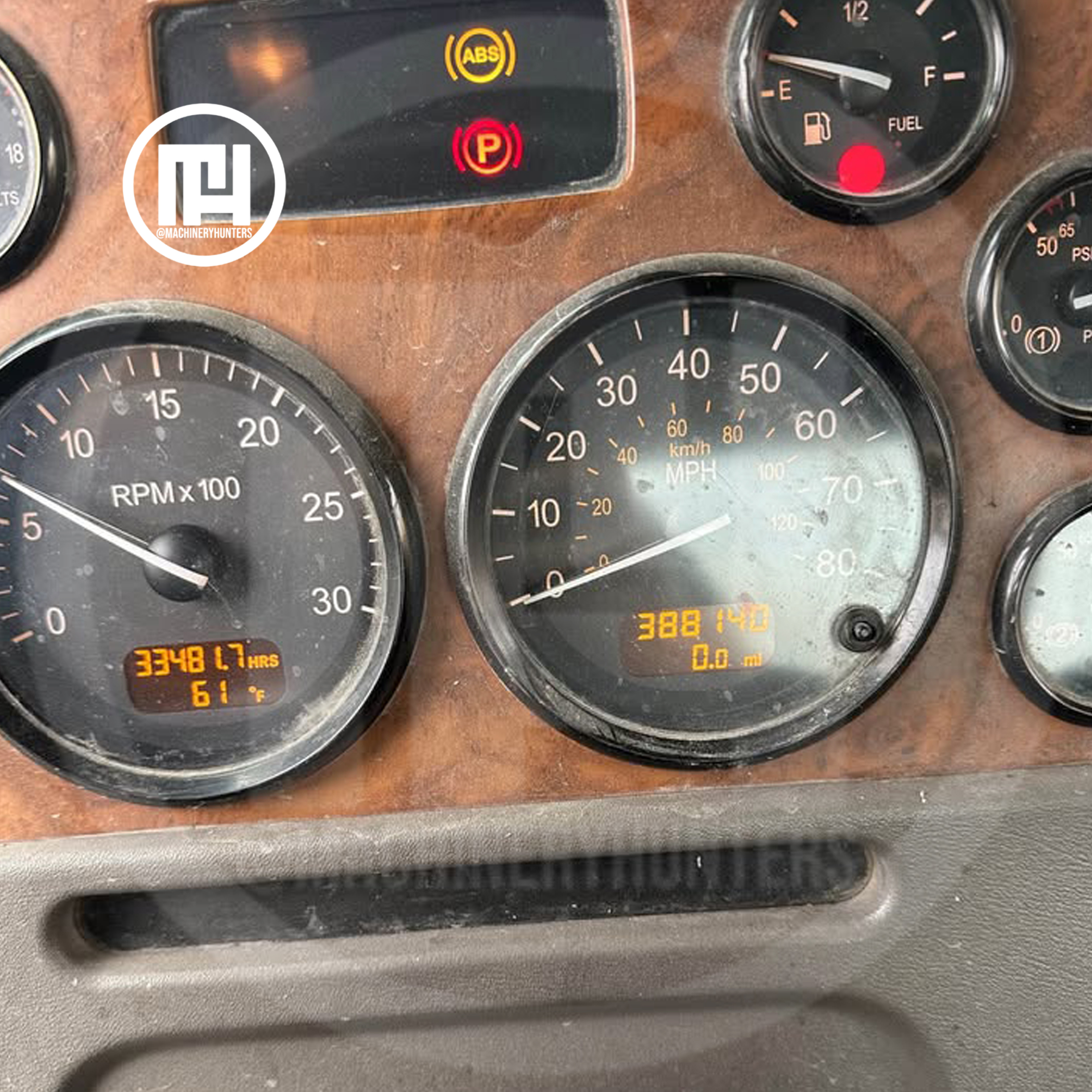 Tablero de instrumentos del Trompo McNeilus 2007 con millas y horas