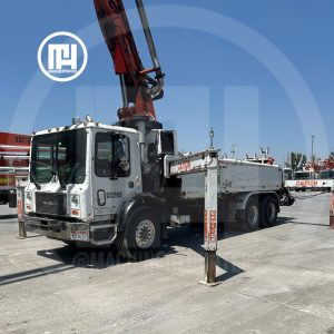 Lado de la bomba de concreto 2006 Mack Schwing KVM34X