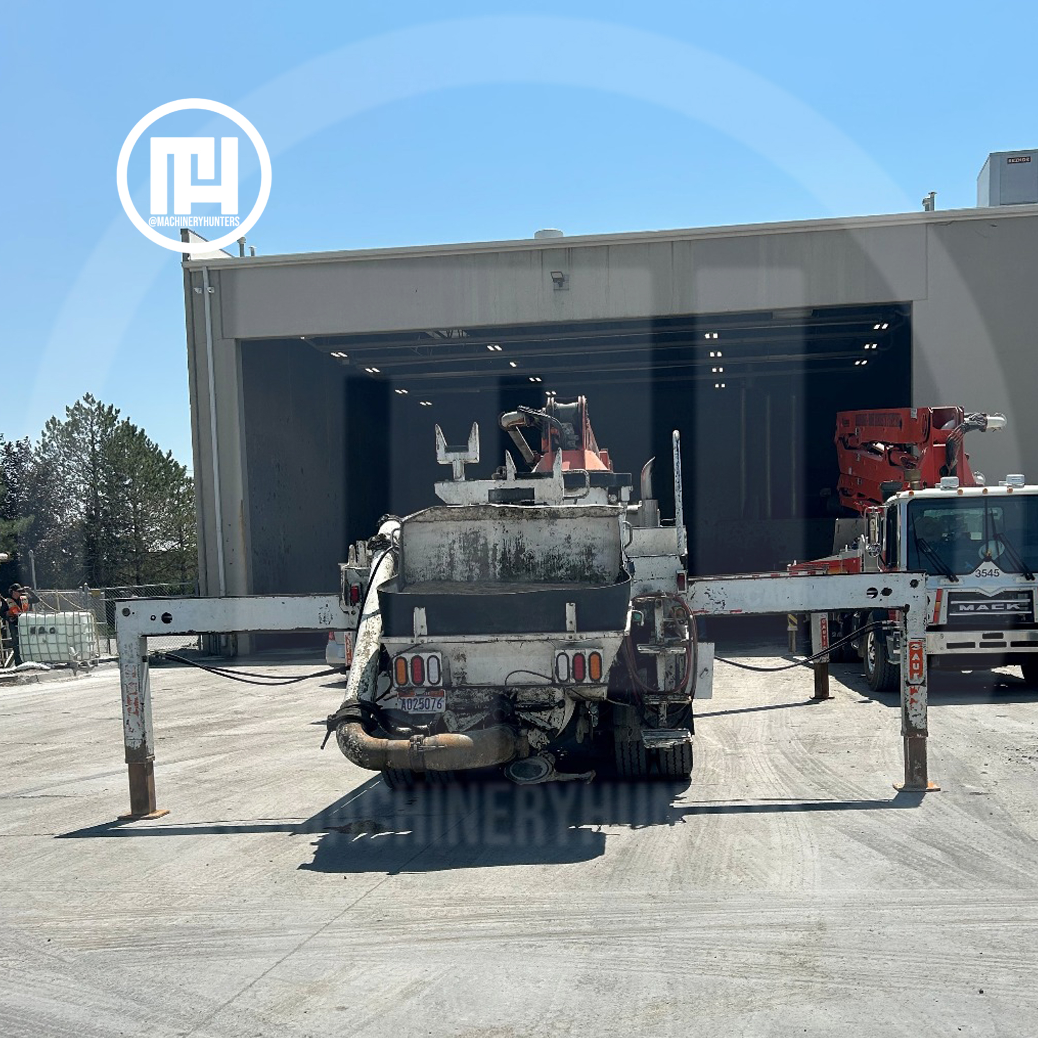 Vista trasera de la bomba de concreto Mack Schwing