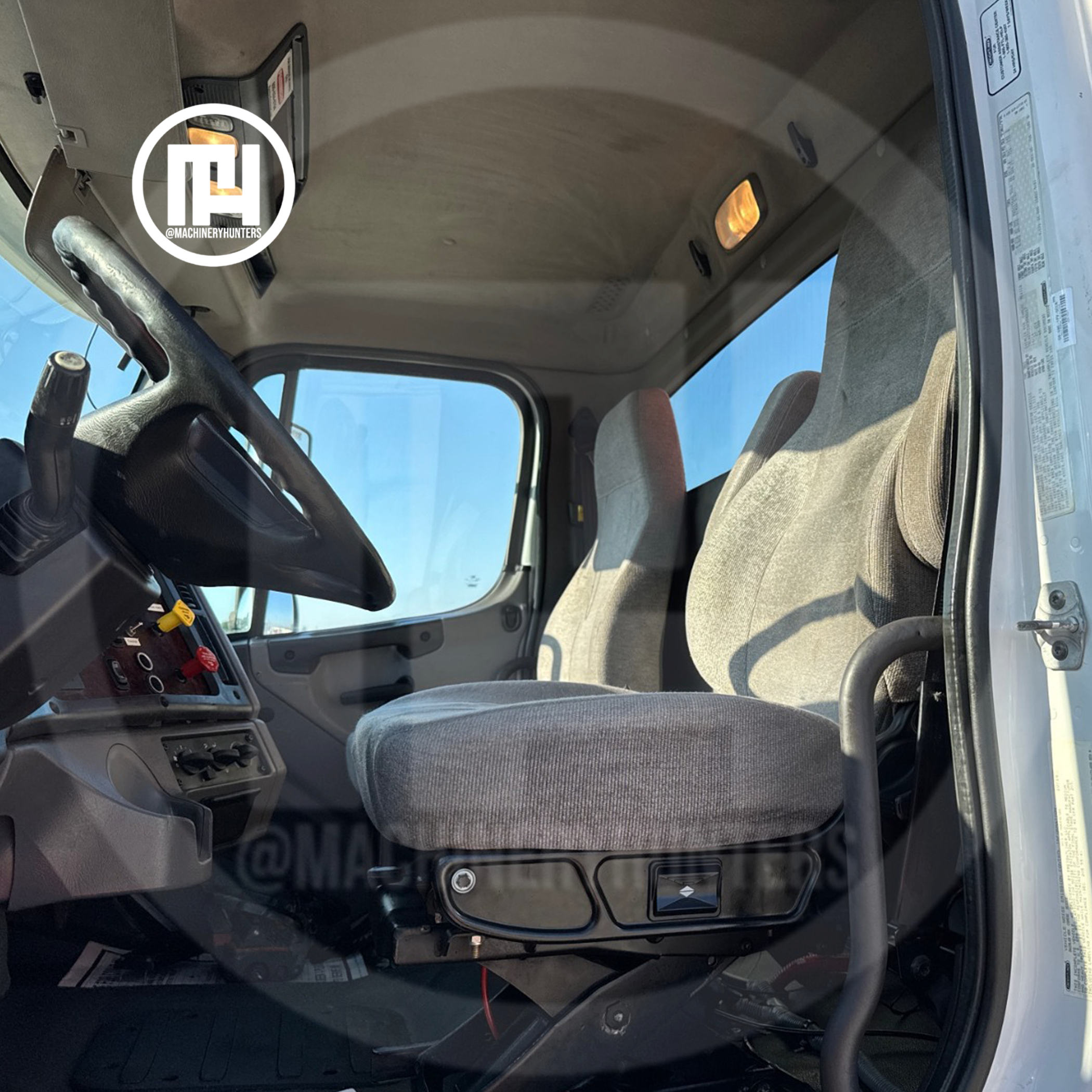 Interior de la cabina Freightliner con asiento del operador