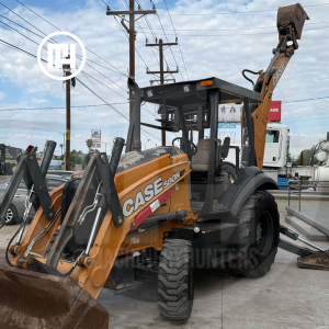 Brazo excavador CASE 580N EP en posición de trabajo