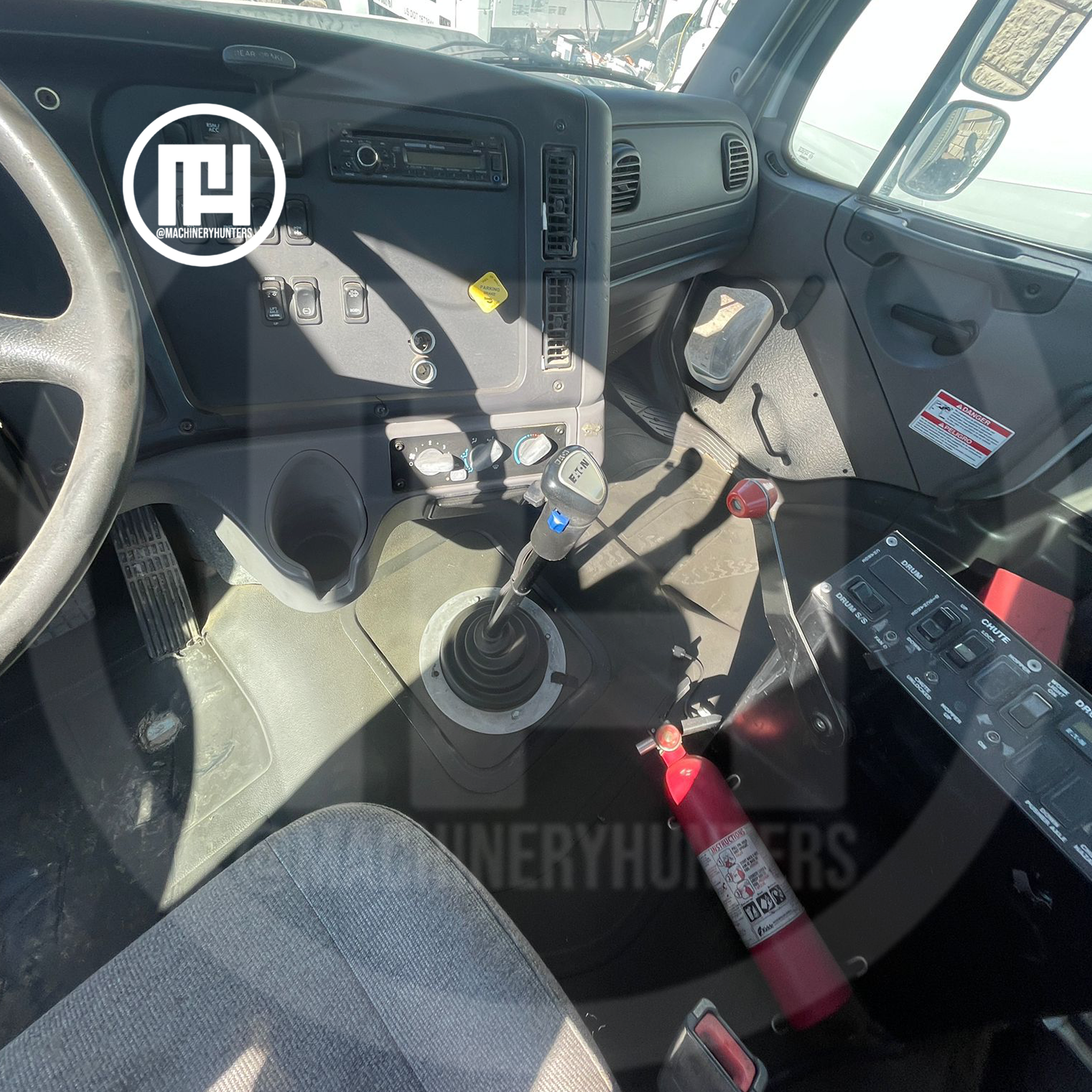 Cabina del Freightliner 114SD 2017 con transmisión manual y controles de mezcla