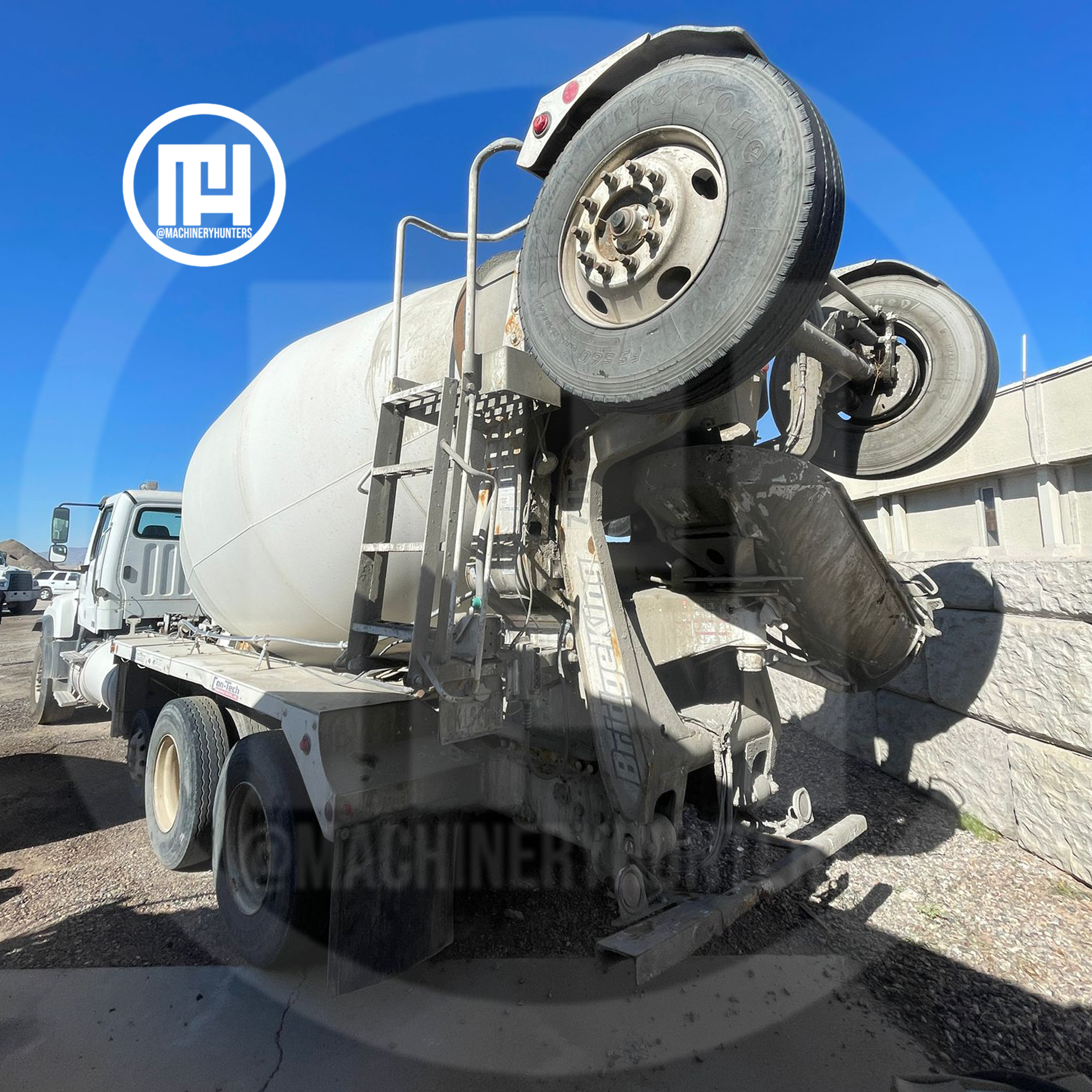 Trompo Freightliner 114SD con descarga Bridgeking vista trasera lateral