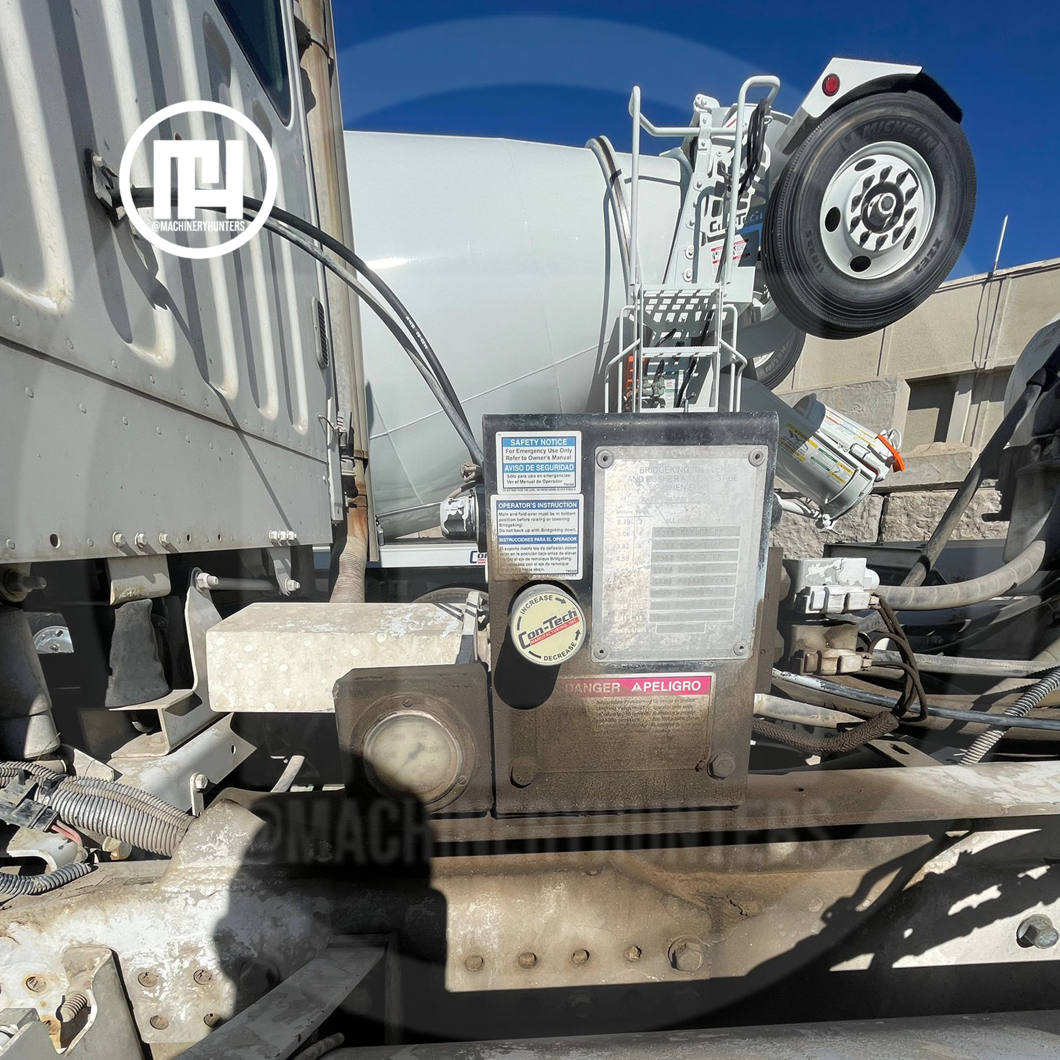 Sistema hidráulico y caja de control del trompo Con-Tech sobre Freightliner