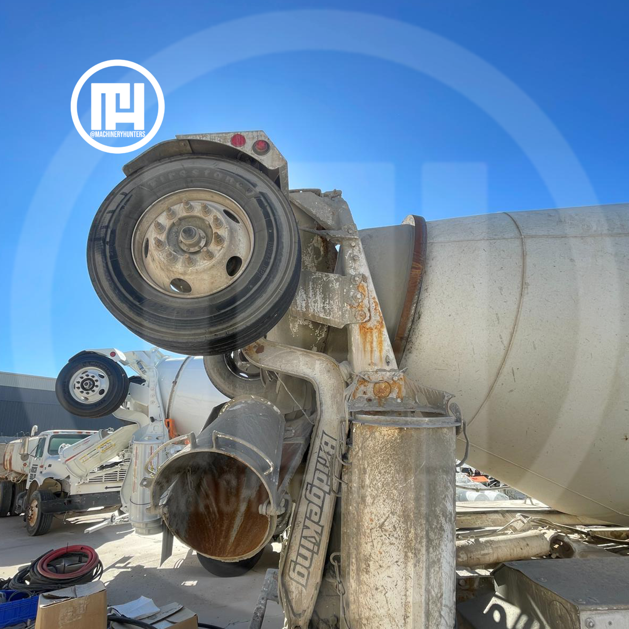 Trompo revolvedor Freightliner 114SD con canal de descarga lateral Bridgeking