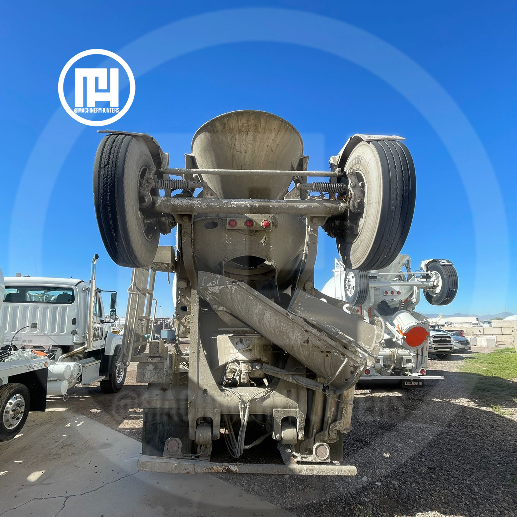 Trompo revolvedor Freightliner 114SD 2017 visto desde atrás con canal de descarga