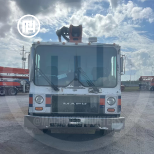 Vista frontal del camión MACK 2005 con bomba de concreto Schwing de 32 metros.