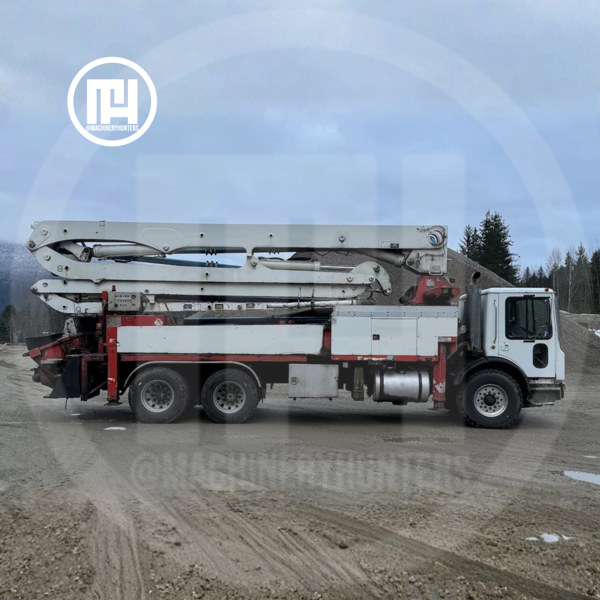 Vista lateral completa del camión MACK 2001 con bomba de concreto Putzmeister 32M.