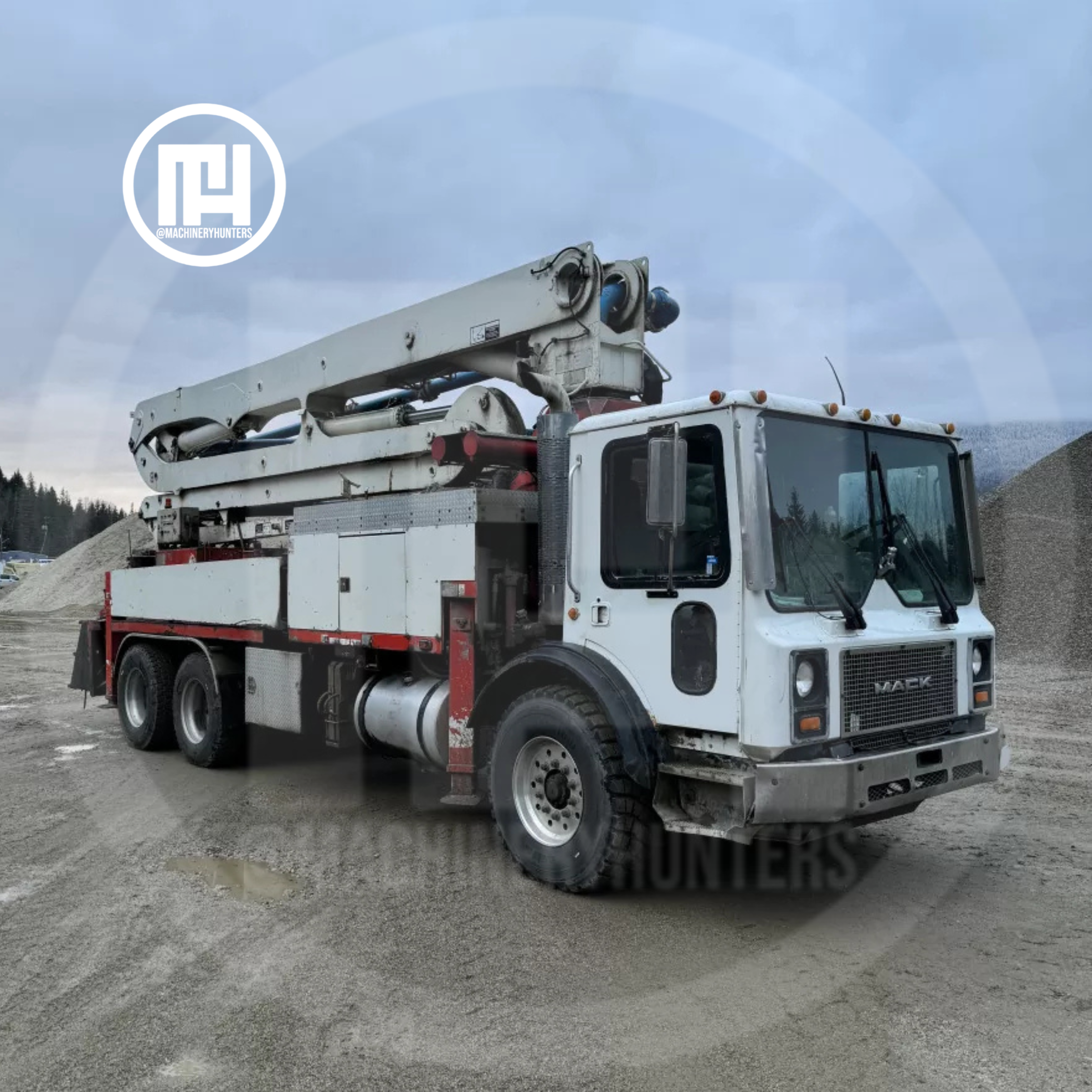 Camión MACK 2001 con bomba de concreto Putzmeister 32M, vista lateral y frontal.