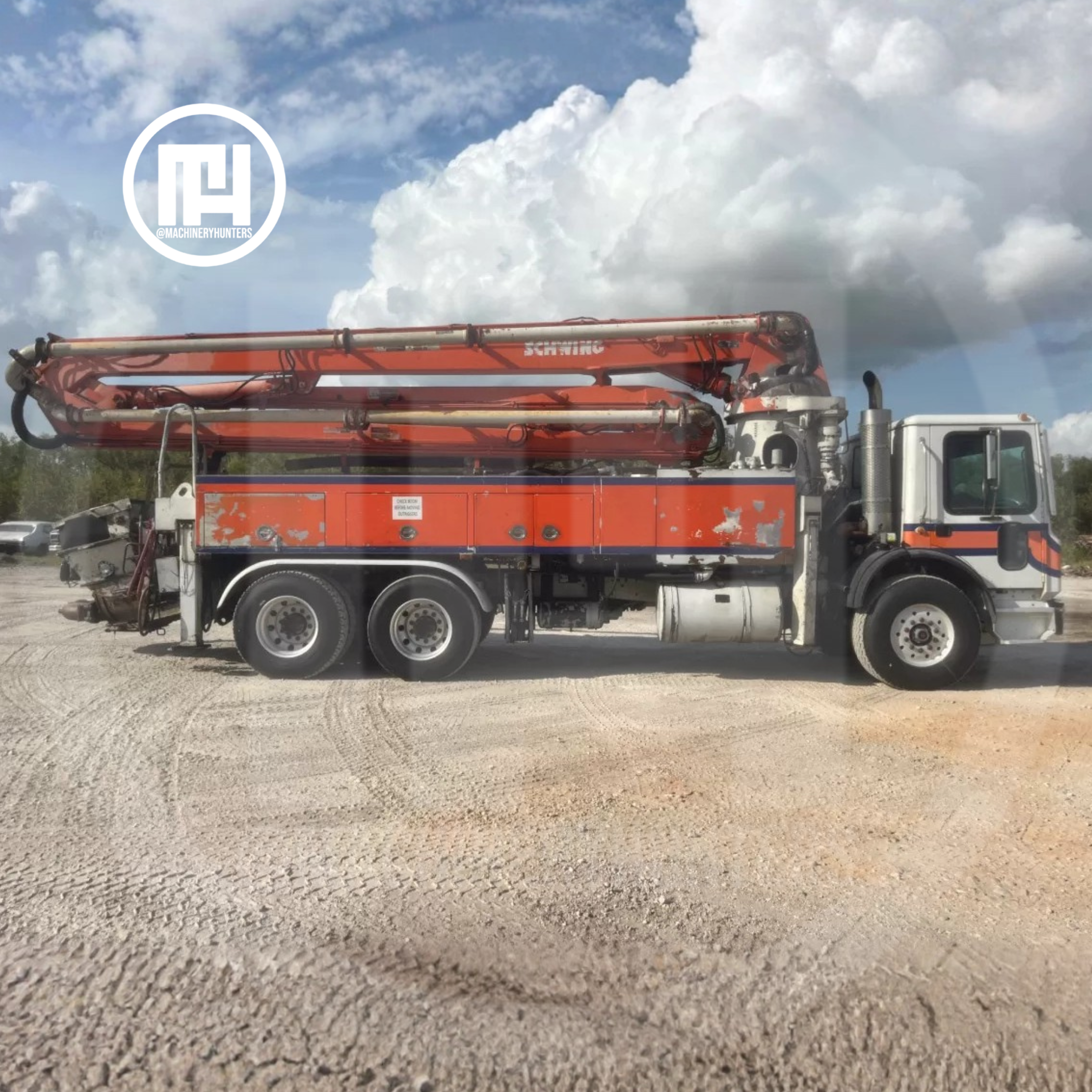Bomba de concreto Schwing 32 metros sobre camión MACK MR688S modelo 2007 vista lateral.