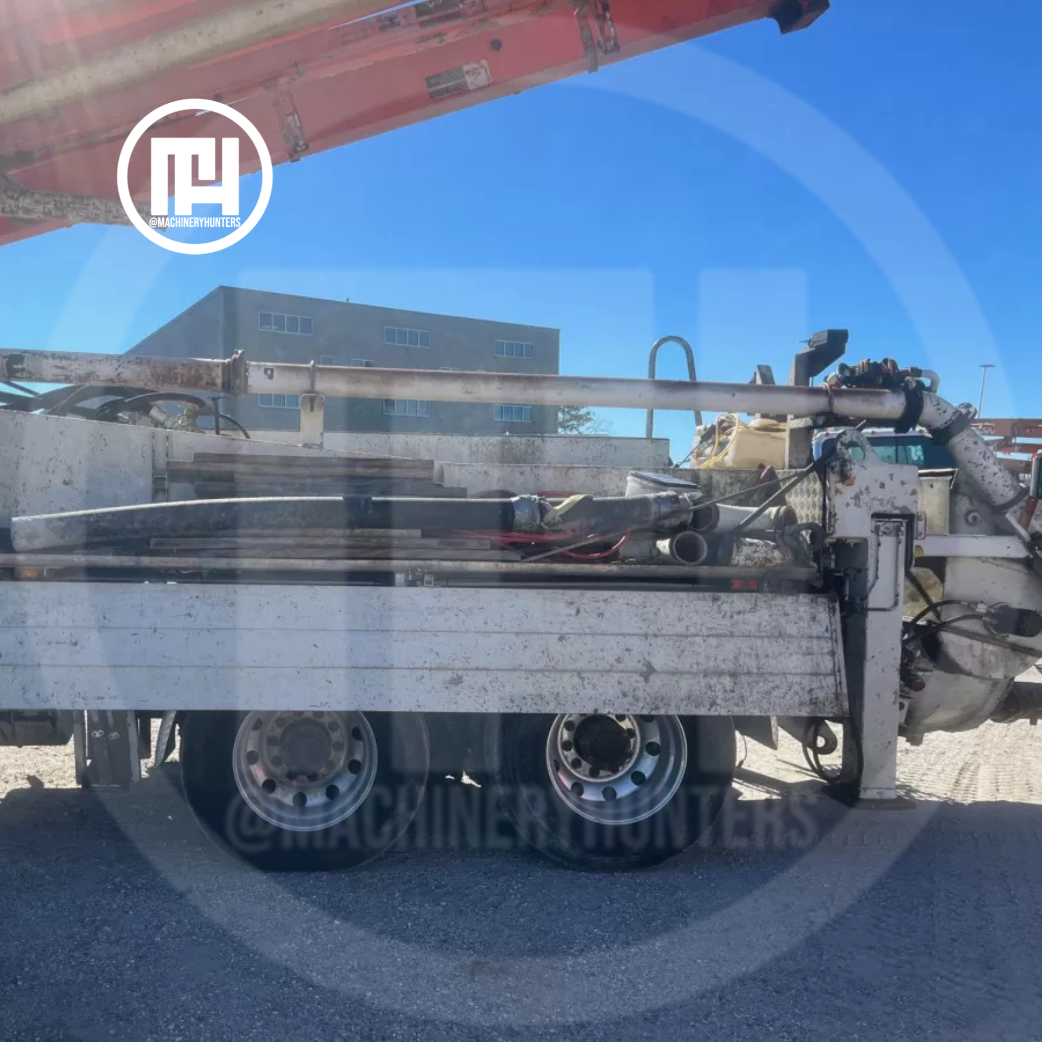 Plataforma trasera del camión con bomba Schwing y doble eje.