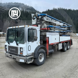 Bomba de concreto Putzmeister 32m montada en camión MACK vista lateral