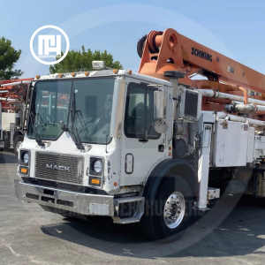 Vista lateral de la bomba de concreto Schwing 32m 2006 montada en camión MACK MR688S 2007.