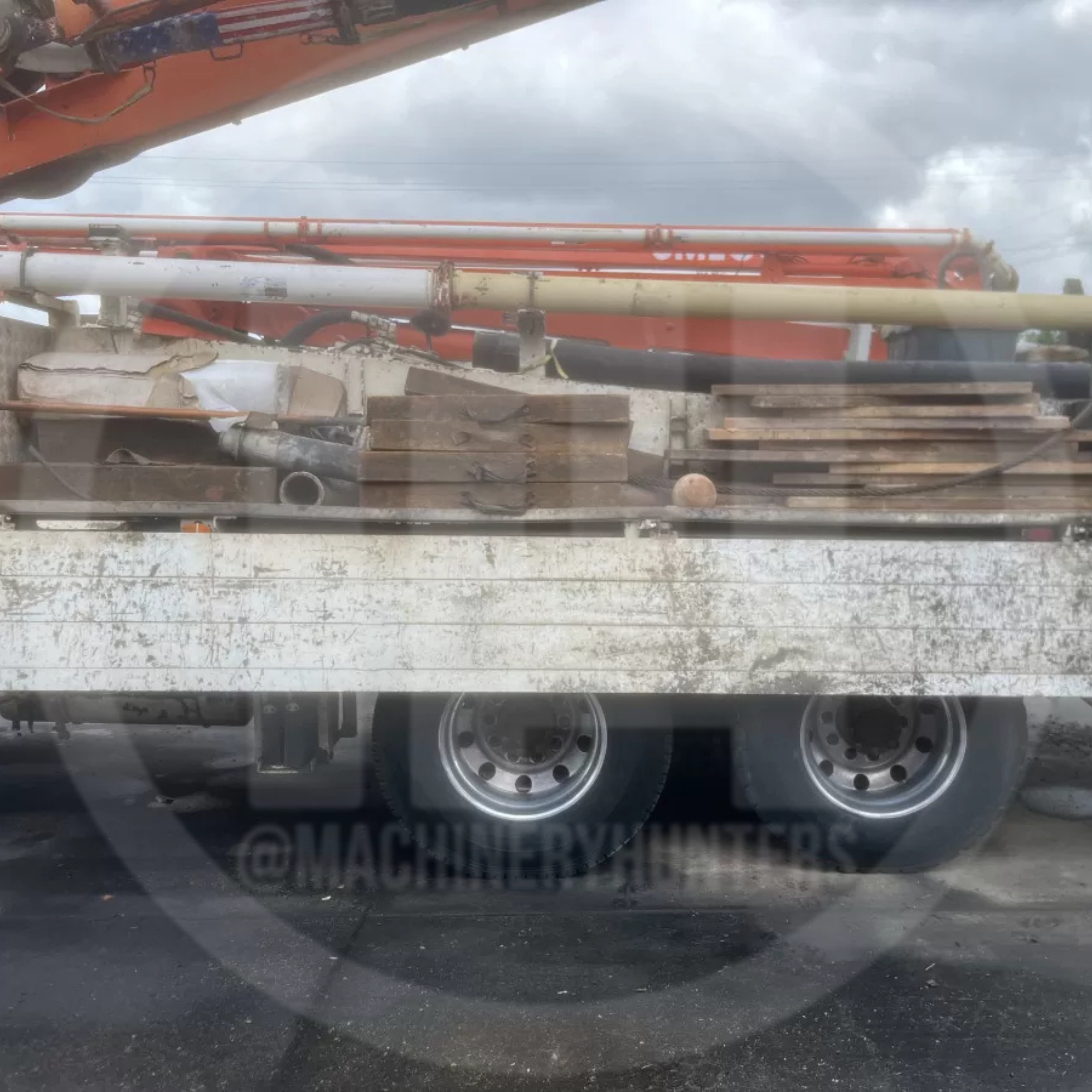 Vista lateral de la plataforma trasera del camión con bomba Schwing.